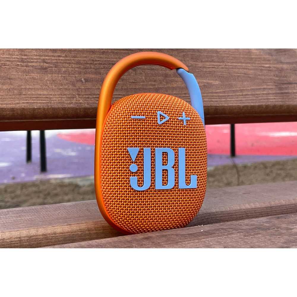 У JBL Clip 4 есть встроенный карабин и полная защита от воды Колонку можно брать с собой в поход и она обеспечит отличное качество звука
