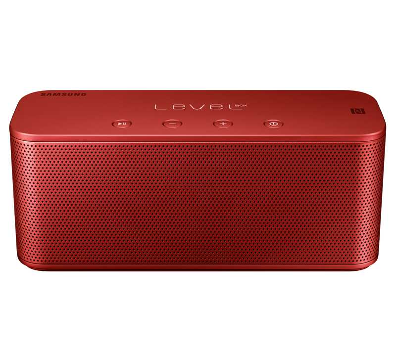 Первое, что бросается у Samsung Level Box Mini из коробки где мы найдем только дополнительный кабель USB  MicroUSB, его размер,