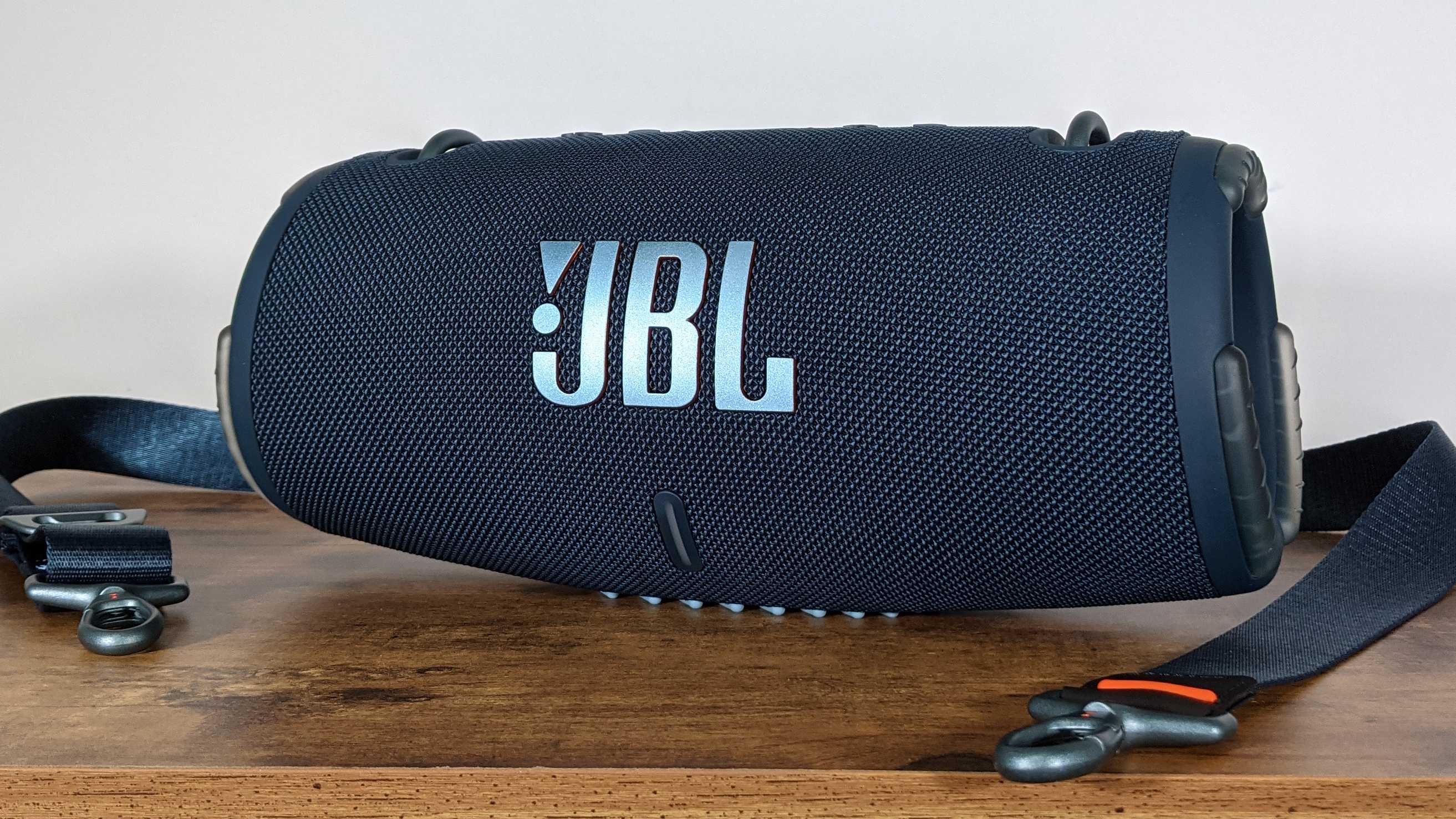 До обзора JBL Xtreme, у меня было впечатление, что предстоит ожидать устройство значительных размеров, но его размеры превзошли ожидания
